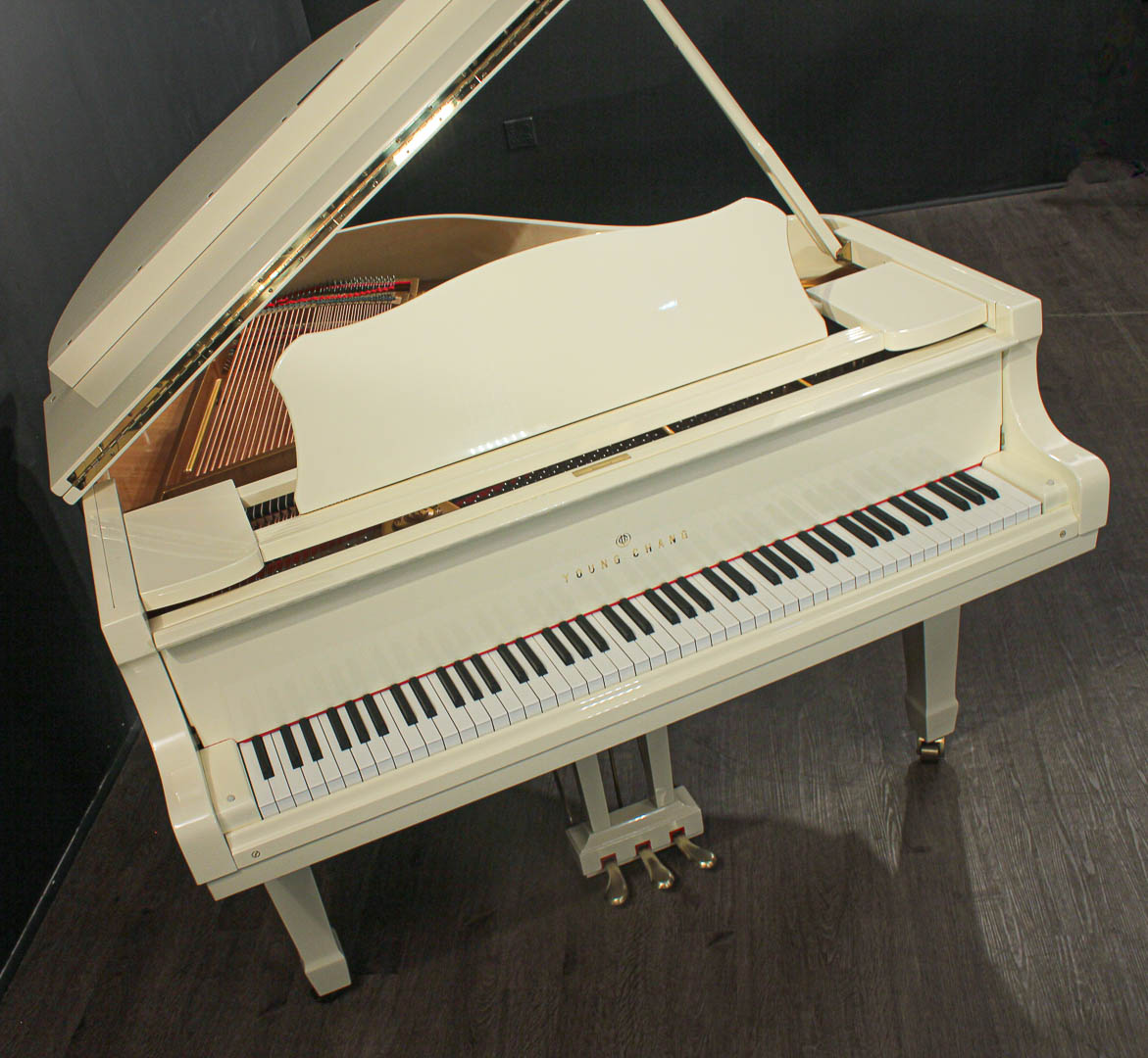 Young Chang G-157 5'2'' Baby Grand Piano White/Ivory | Grand Pianos